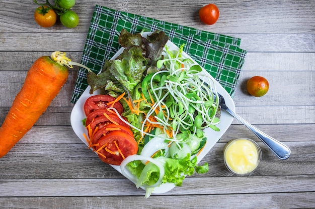 Salade fraîche et tomate. Vue de dessus