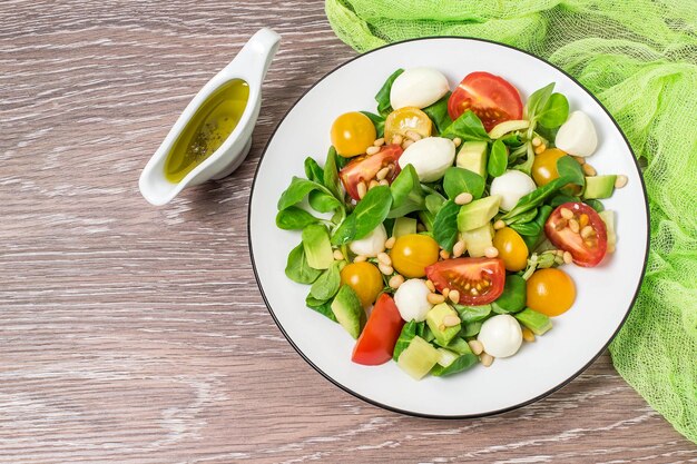 Salade fraîche avec tomates mozzarella avocat et laitue