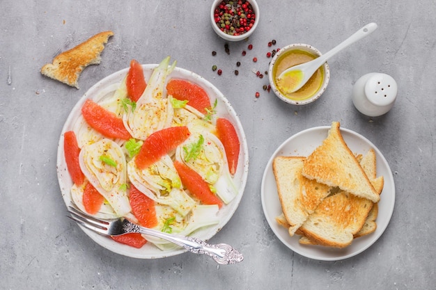 Photo salade fraîche végétarienne de fenouil et de pamplemousse