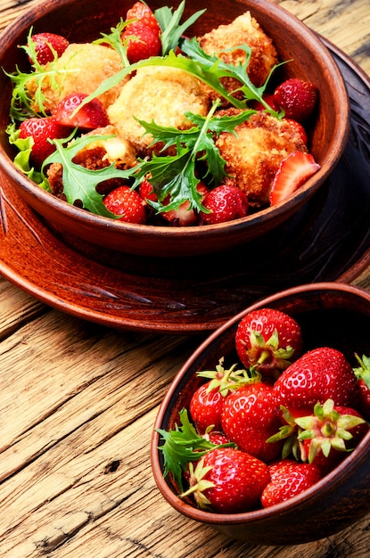 Salade à la fraise et au fromage frit