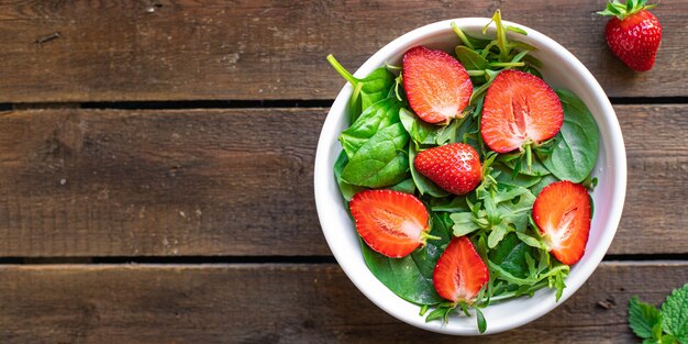 salade fraise feuilles vertes mélanger roquette épinards bio aliments sains