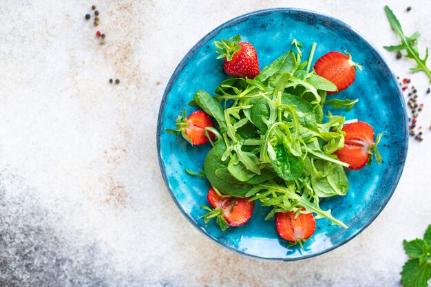 salade fraise feuilles vertes mélanger roquette épinards bio aliments sains
