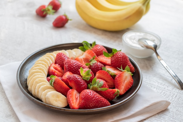 Salade de fraises et bananes.