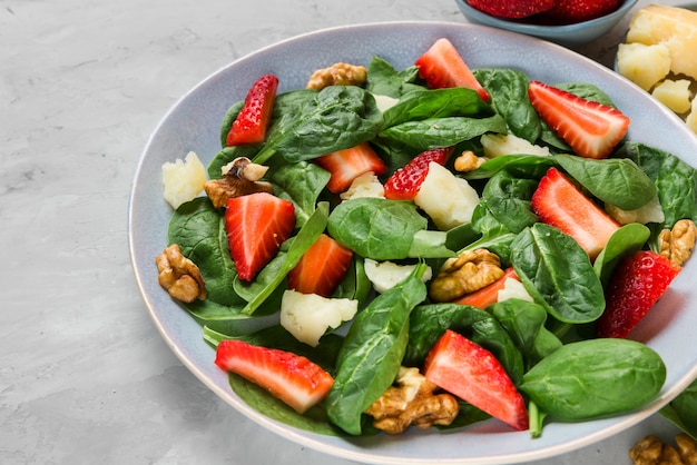 Salade de fraises, épinards, parmesan et noix. alimentation saine