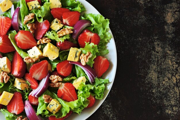 Salade de fraises d'été au fromage bleu. Régime Keto Salad Keto.