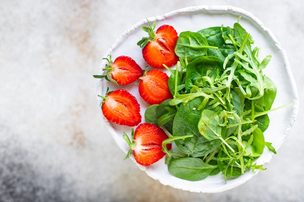 salade de fraises feuilles vertes salade mélange roquette épinards aliments sains bio collation repas