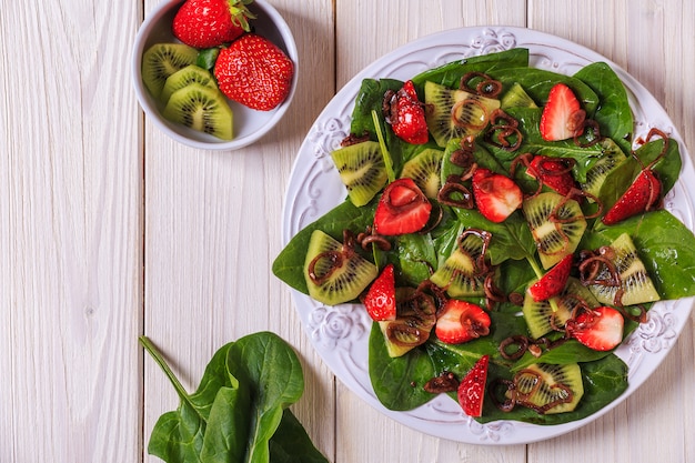 Salade de fraises, kiwi, épinards.