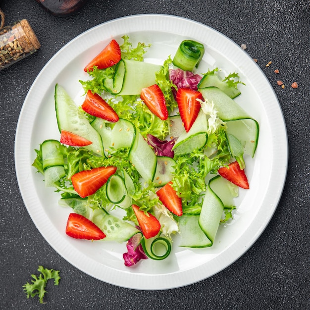 salade de fraises laitue concombre repas sain collation alimentaire sur la table copie espace arrière-plan alimentaire