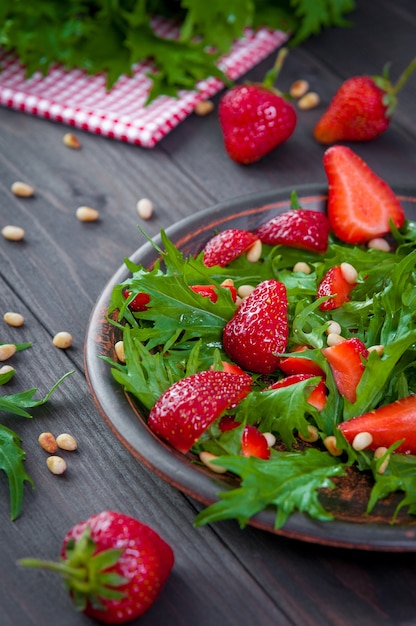 Salade de fraises à la roquette, aux noix et au miel