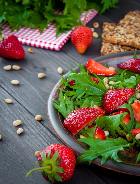 Salade de fraises à la roquette, aux noix et au miel