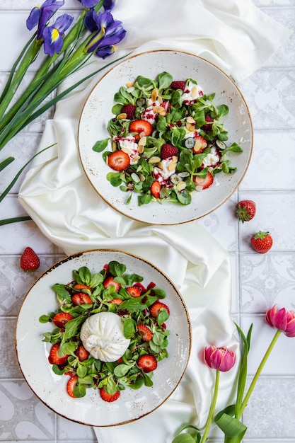 Salade de fraises Salade de légumes et fond blanc