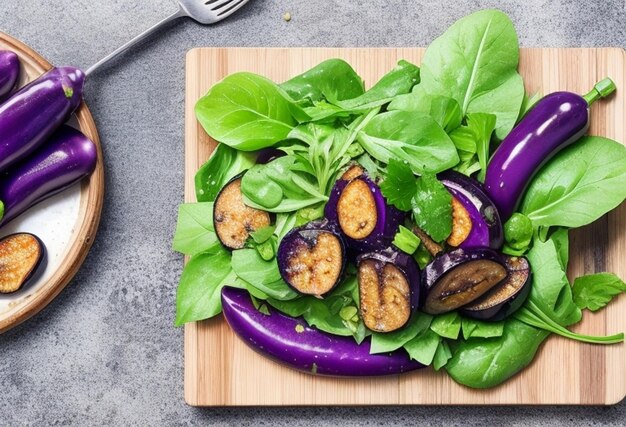 Salade frite d'aubergines feuilles vertes collation de repas de légumes sur la table espace de copie arrière-plan alimentaire