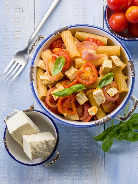 Salade froide passée au tofu et à la tomate