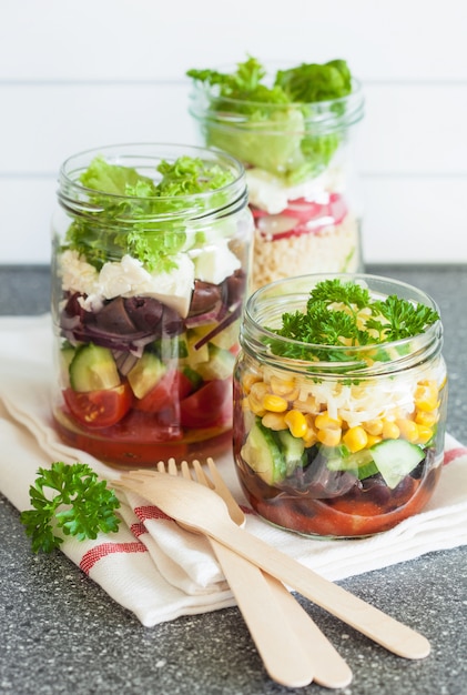 Salade de fromage aux légumes sains dans des pots Mason