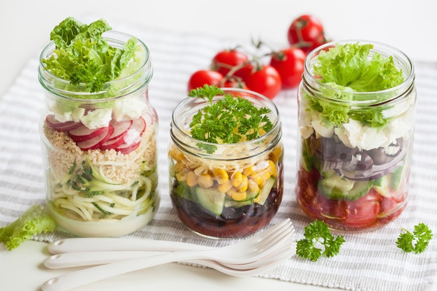 Salade de fromage aux légumes sains dans des pots Mason