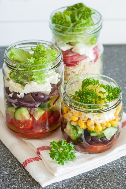 Salade de fromage aux légumes sains dans des pots Mason