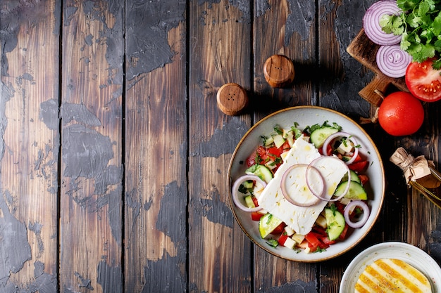 Salade de fromage feta dans un bol en céramique