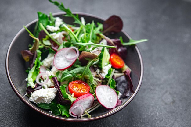 salade fromage feuilles vertes légumes radis tomate concombre repas nourriture collation sur la table