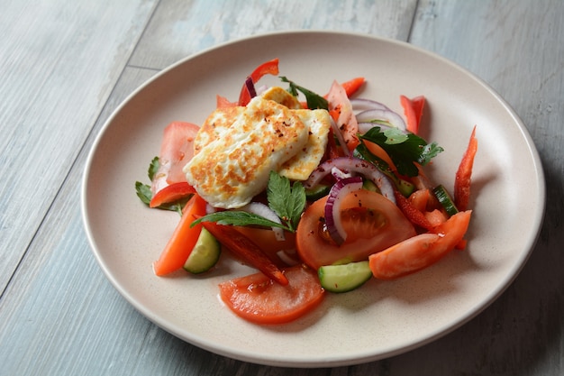 Salade de fromage Halloumi grillé avec tomates concombres poivron rouge oignon rouge