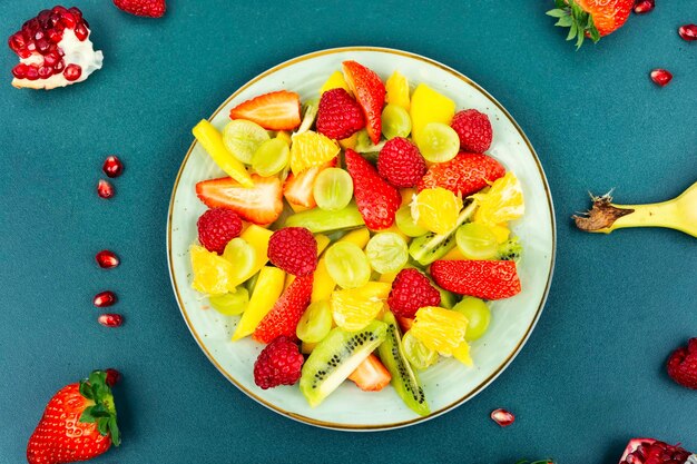 Salade de fruits d'agrumes et de baies vue de dessus