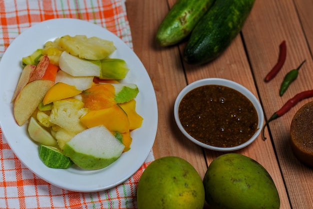 Salade de fruits aigre-doux épicé et frais Fruits à la pâte de piment épicé Salade de fruits indonésienne