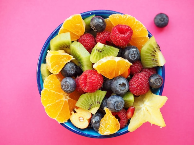 Salade de fruits au kiwi, framboises, oranges, myrtilles