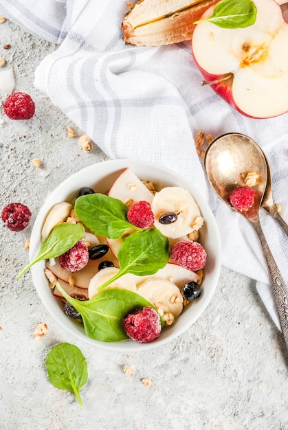 Salade de fruits aux épinards et granola