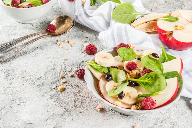 Salade de fruits aux épinards et granola