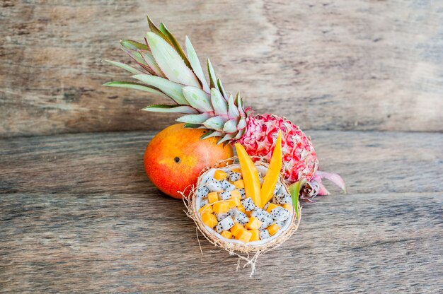 Salade de fruits aux fruits du dragon et papaye dans une demi-noix de coco