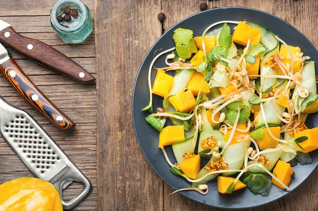 Salade de fruits aux légumes et pousses