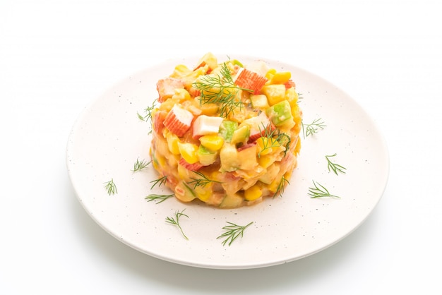 salade de fruits avec bâtonnet de crabe (pomme, maïs, papaye, ananas)