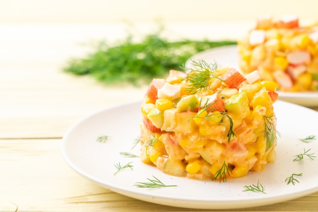 salade de fruits avec bâtonnet de crabe (pomme, maïs, papaye, ananas)