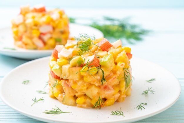 salade de fruits avec bâtonnet de crabe (pomme, maïs, papaye, ananas)