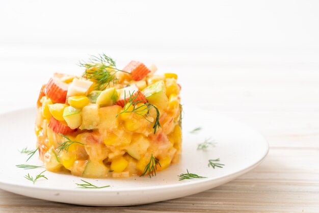 salade de fruits avec bâtonnet de crabe (pomme, maïs, papaye, ananas)