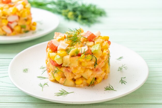 salade de fruits avec bâtonnet de crabe (pomme, maïs, papaye, ananas)