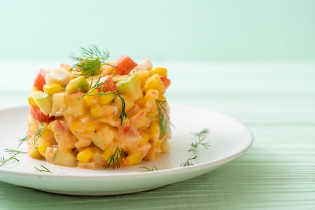 salade de fruits avec bâtonnet de crabe