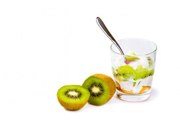 Salade de fruits en bonne santé avec du yaourt