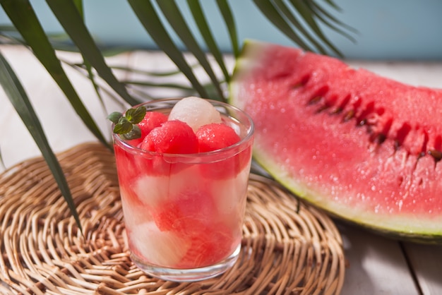 Salade de fruits avec des boules de melon et de pastèque en verre