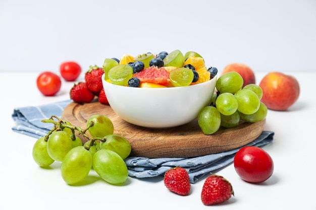 Salade de fruits de concept de nutrition savoureuse et saine