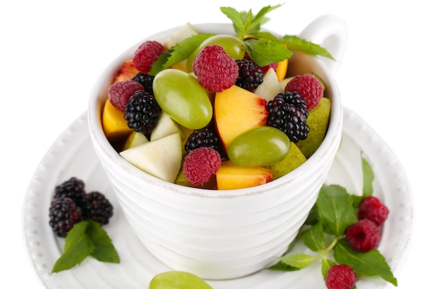 Salade de fruits en coupe isolé sur blanc