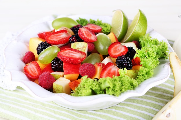 Salade de fruits dans une assiette sur une table en bois de serviette
