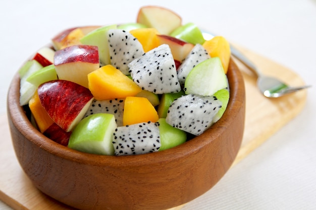 Salade de fruits dans un bol en bois