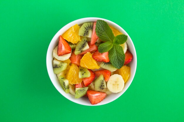 Salade de fruits dans un bol en céramique blanche