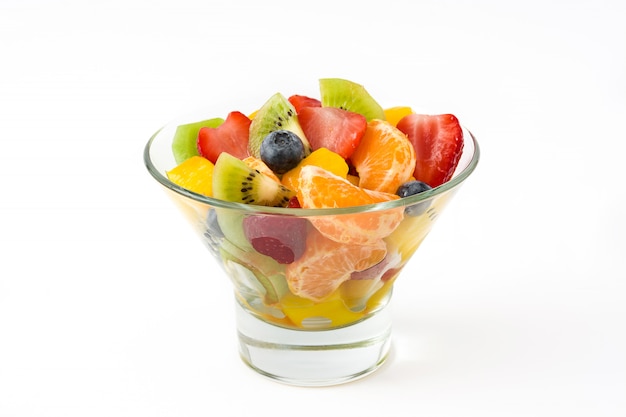 Photo salade de fruits dans un bol en cristal isolé sur blanc