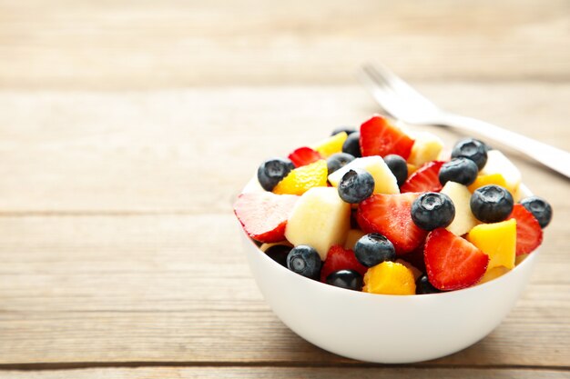 Salade de fruits dans un bol avec fourchette