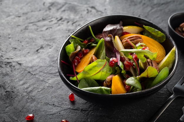 Salade de fruits dans un bol noir