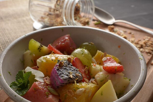 Salade de fruits dans un bol Pomme Pitaya Orange Raisin et Avoine