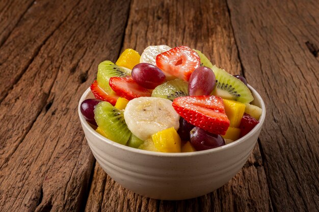 Salade de fruits dans un bol sur la table