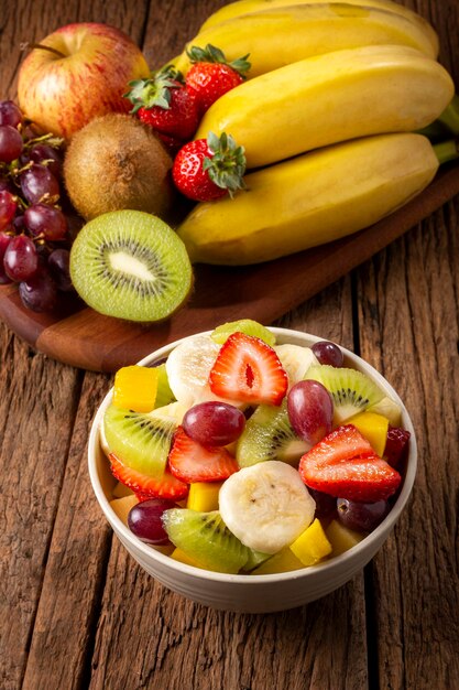 Salade de fruits dans un bol sur la table