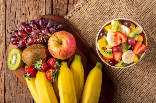 Salade de fruits dans un bol sur la table